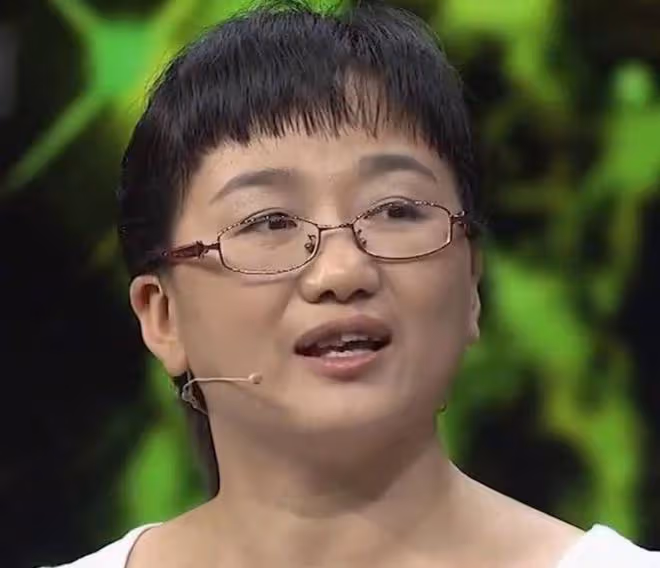 回顧女子為前途拋棄女兒,38年後上電視尋親,女兒的選擇讓人淚目