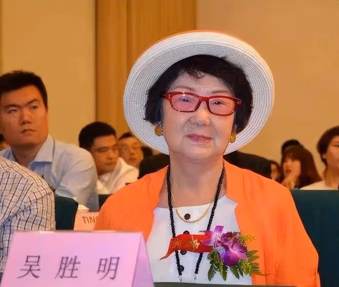 回顧丈夫娶保姆女兒自殺,坐牢18年掃廁所,70歲賺千萬翻身,憑啥