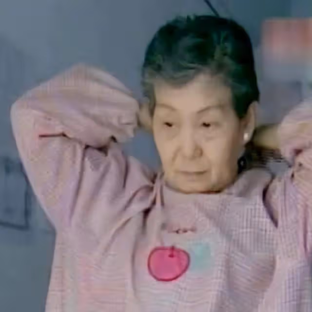 回顧丈夫娶保姆女兒自殺,坐牢18年掃廁所,70歲賺千萬翻身,憑啥
