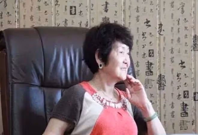回顧丈夫娶保姆女兒自殺,坐牢18年掃廁所,70歲賺千萬翻身,憑啥