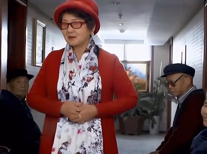 回顧丈夫娶保姆女兒自殺,坐牢18年掃廁所,70歲賺千萬翻身,憑啥