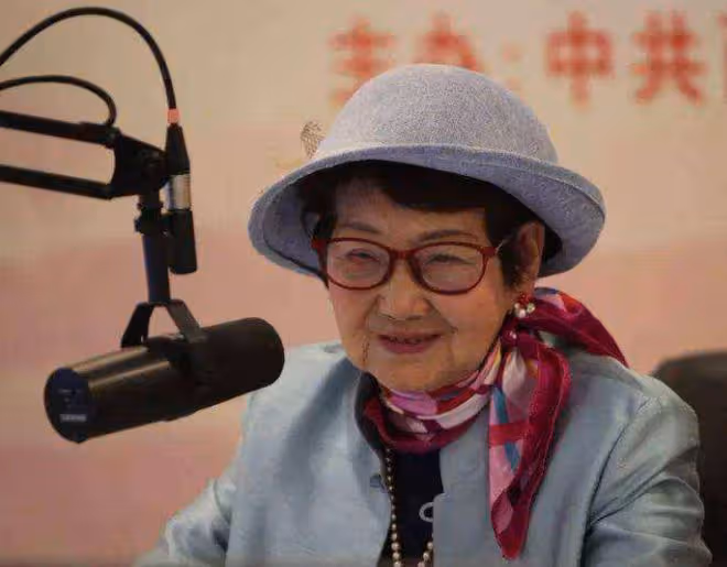 回顧丈夫娶保姆女兒自殺,坐牢18年掃廁所,70歲賺千萬翻身,憑啥