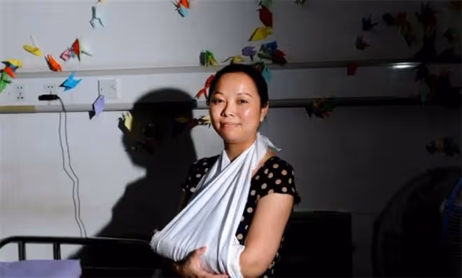 2011年「最美媽媽」用手接住墜樓女孩,10年後,兩家親如一家人!