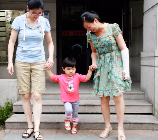 2011年「最美媽媽」用手接住墜樓女孩,10年後,兩家親如一家人!