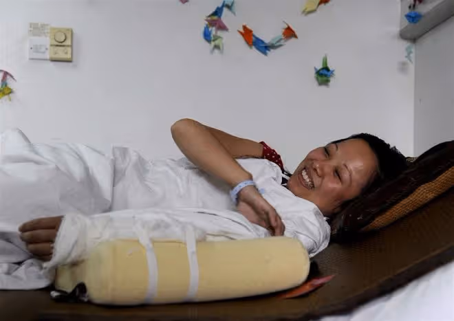2011年「最美媽媽」用手接住墜樓女孩,10年後,兩家親如一家人!