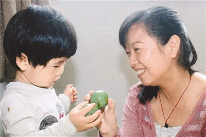 2011年「最美媽媽」用手接住墜樓女孩,10年後,兩家親如一家人!