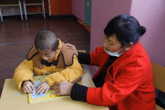 男童確診多種重症遭父母拋棄,老人帶他求醫3年花光棺材本
