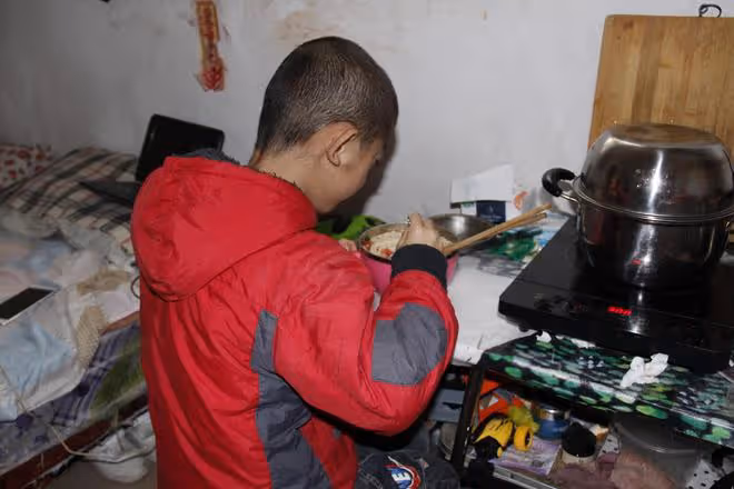 男童確診多種重症遭父母拋棄,老人帶他求醫3年花光棺材本
