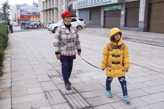 男童確診多種重症遭父母拋棄,老人帶他求醫3年花光棺材本