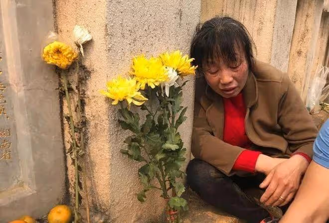 回顧她23歲守寡一生未改嫁,35年後在丈夫墳前痛哭帶兒子來看你了