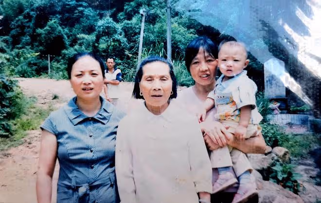 回顧她23歲守寡一生未改嫁,35年後在丈夫墳前痛哭帶兒子來看你了