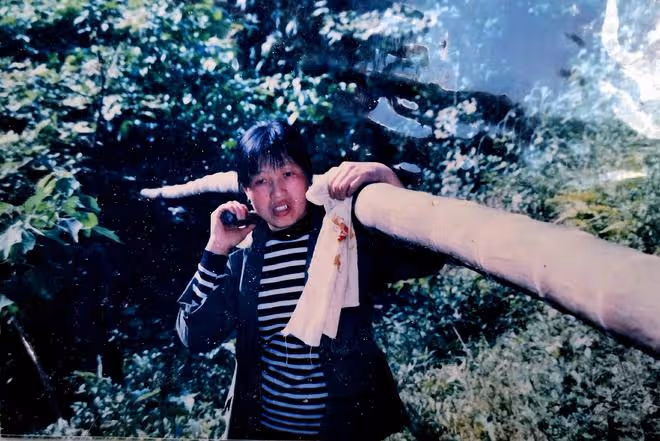 回顧她23歲守寡一生未改嫁,35年後在丈夫墳前痛哭帶兒子來看你了