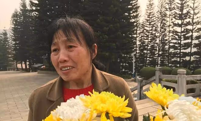 回顧她23歲守寡一生未改嫁,35年後在丈夫墳前痛哭帶兒子來看你了