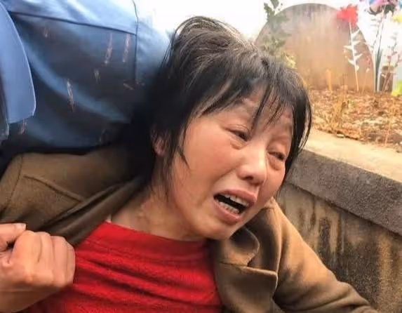 回顧她23歲守寡一生未改嫁,35年後在丈夫墳前痛哭帶兒子來看你了