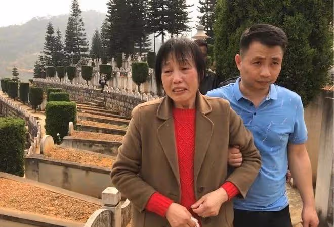 回顧她23歲守寡一生未改嫁,35年後在丈夫墳前痛哭帶兒子來看你了