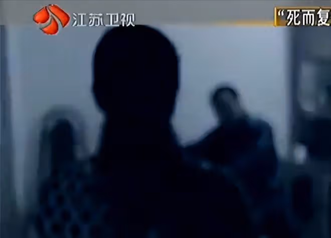 丈夫去世2天後「死而復生」,不僅性情大變還生吃玻璃,怎麼回事