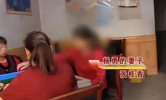 回顧51歲男子和兩任妻子同住,前妻住一樓、現任二樓整天雞飛狗跳