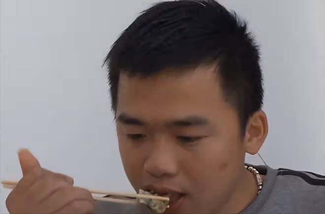 16年廣東男子吃炸生蚝,感覺味道很熟悉,意外找到失散13年的父親