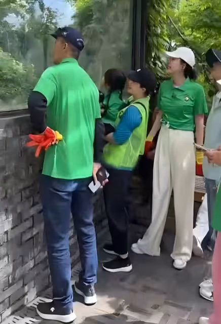 73歲王石退居幕後享受天倫，3歲女兒爆風抽高，田朴珺太寵老王了