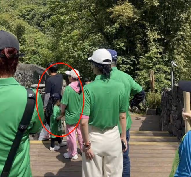 73歲王石退居幕後享受天倫，3歲女兒爆風抽高，田朴珺太寵老王了