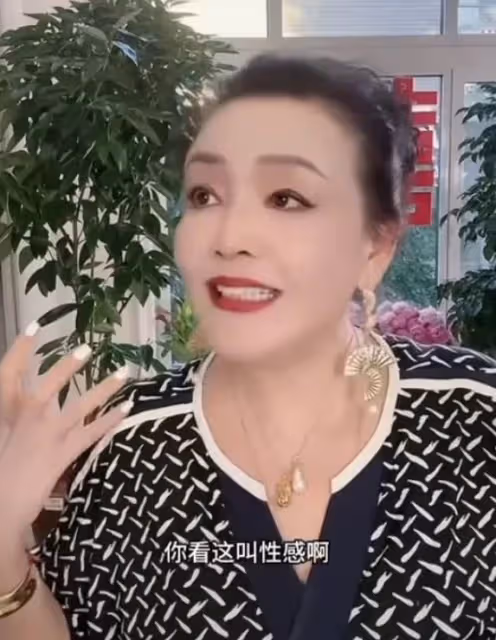 張蘭直播盛讚兒媳,馬筱梅大嘴被贊福氣性感,婆媳情深引關注