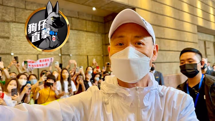 狗仔直擊｜「歌神」張學友文華東方5分鐘握手寵百粉　粉絲暴雨坐輪椅追星