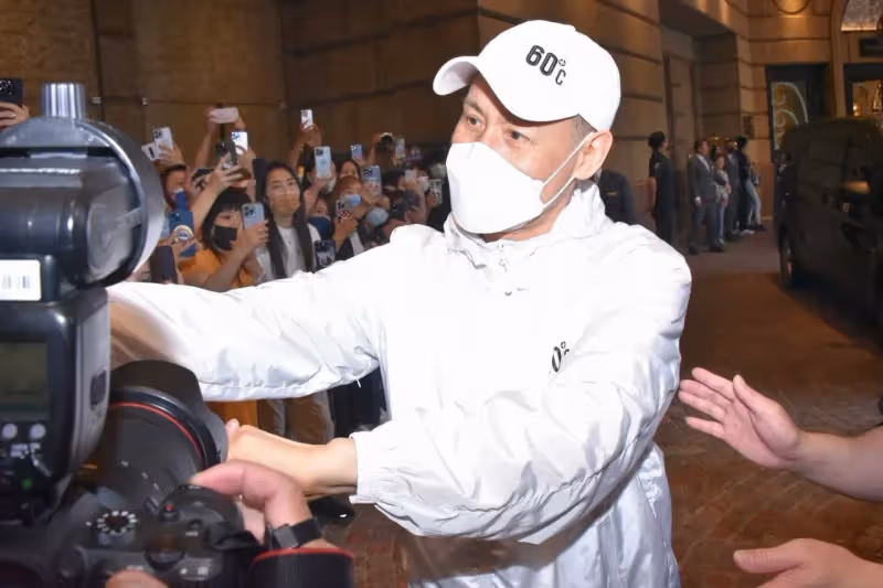 狗仔直擊｜「歌神」張學友文華東方5分鐘握手寵百粉　粉絲暴雨坐輪椅追星