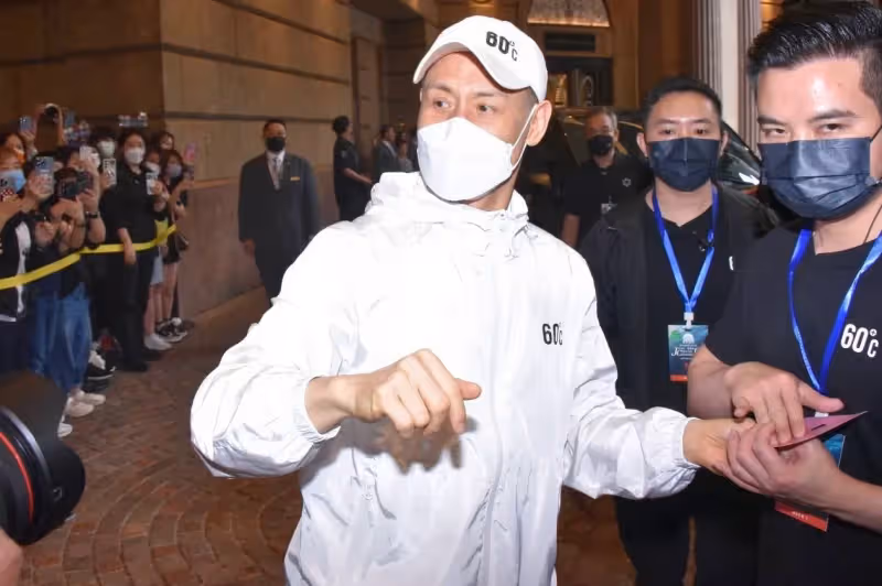 狗仔直擊｜「歌神」張學友文華東方5分鐘握手寵百粉　粉絲暴雨坐輪椅追星