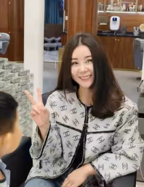 李小萌私下挺高調的,穿4萬6外套做頭髮像闊太太,兒子長得太像她