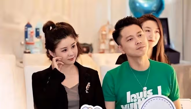 李小萌私下挺高調的,穿4萬6外套做頭髮像闊太太,兒子長得太像她