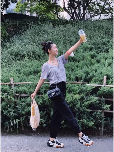 李小萌私下挺高調的,穿4萬6外套做頭髮像闊太太,兒子長得太像她