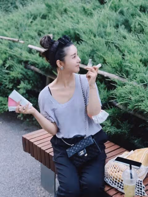 李小萌私下挺高調的,穿4萬6外套做頭髮像闊太太,兒子長得太像她