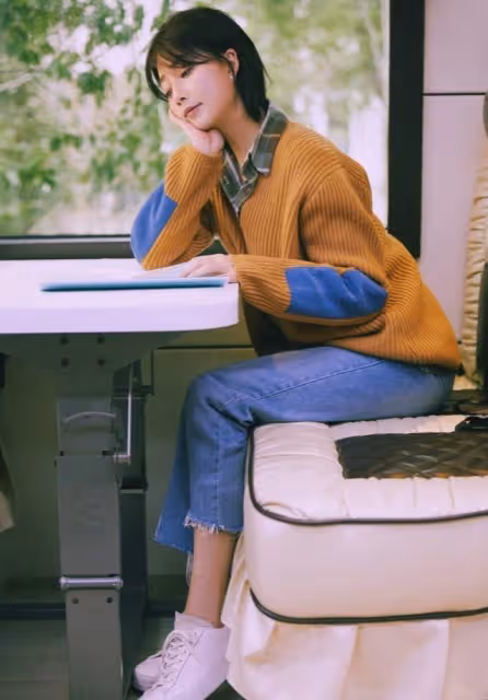 殷桃現身朋友婚禮,路人鏡頭下美到發光,穿針織衫身材太骨感