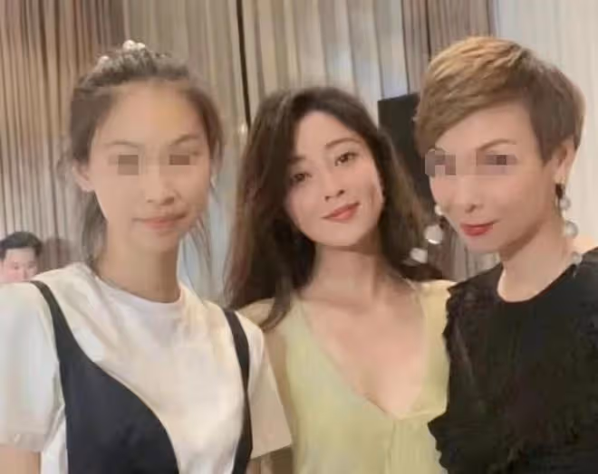 殷桃現身朋友婚禮,路人鏡頭下美到發光,穿針織衫身材太骨感