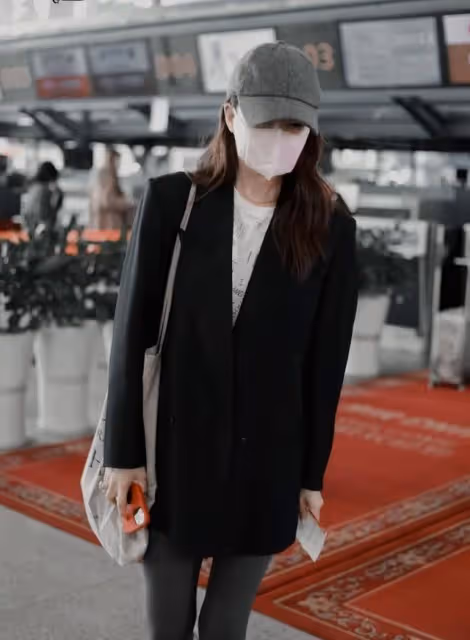 殷桃現身朋友婚禮,路人鏡頭下美到發光,穿針織衫身材太骨感