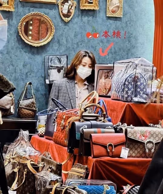 殷桃現身朋友婚禮,路人鏡頭下美到發光,穿針織衫身材太骨感