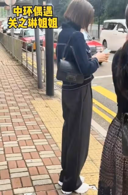 路人鏡頭下的關之琳,又高又瘦比例驚人,60歲了看背影卻很年輕