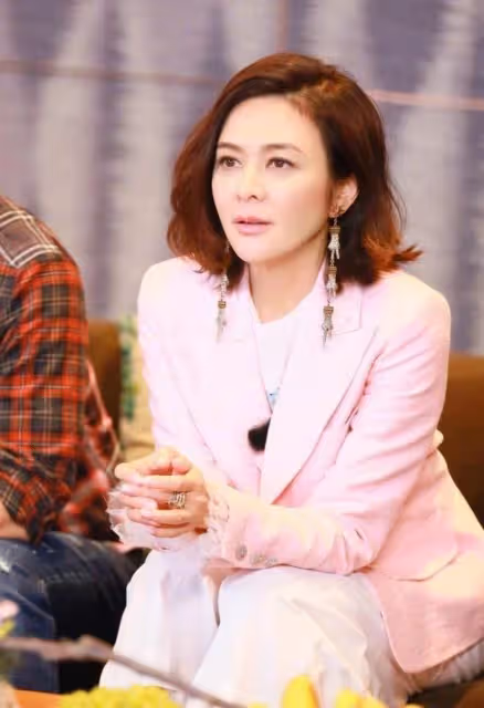 路人鏡頭下的關之琳,又高又瘦比例驚人,60歲了看背影卻很年輕
