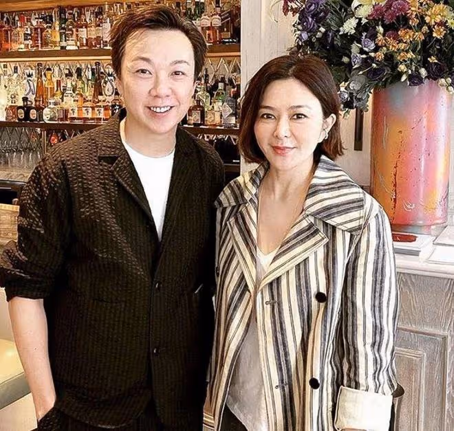 路人鏡頭下的關之琳,又高又瘦比例驚人,60歲了看背影卻很年輕