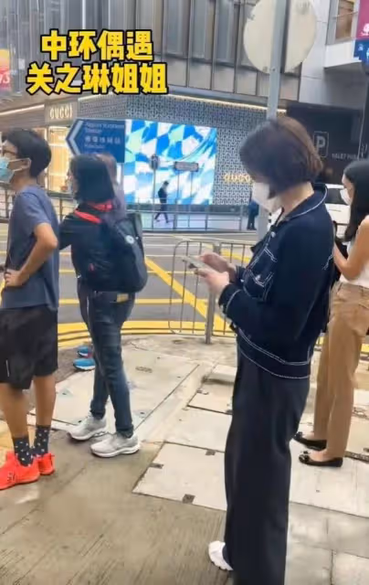 路人鏡頭下的關之琳，又高又瘦比例驚人，60歲了看背影卻很年輕