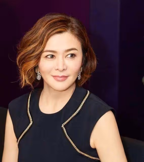 路人鏡頭下的關之琳，又高又瘦比例驚人，60歲了看背影卻很年輕