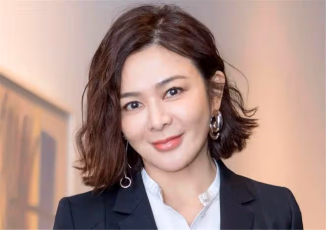 路人鏡頭下的關之琳，又高又瘦比例驚人，60歲了看背影卻很年輕