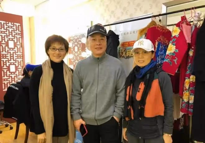 60歲吳瓊怎麼老成這樣!穿羽絨服骨瘦如柴,滿臉皺紋臉頰凹陷