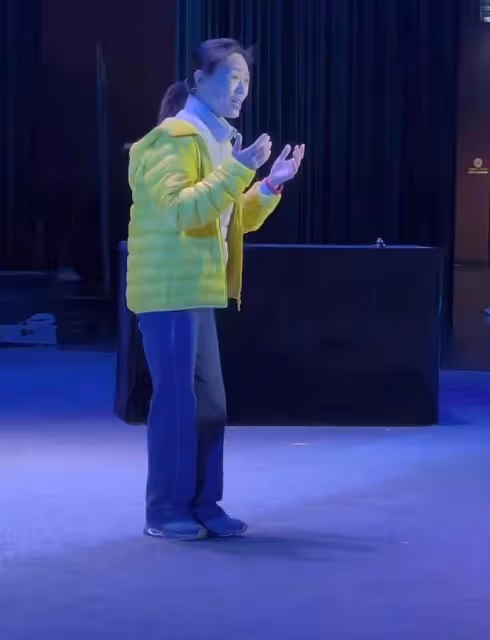 60歲吳瓊怎麼老成這樣!穿羽絨服骨瘦如柴,滿臉皺紋臉頰凹陷