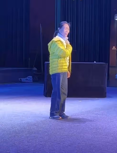 60歲吳瓊怎麼老成這樣!穿羽絨服骨瘦如柴,滿臉皺紋臉頰凹陷