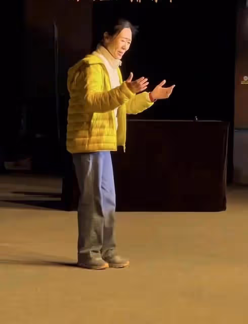 60歲吳瓊怎麼老成這樣!穿羽絨服骨瘦如柴,滿臉皺紋臉頰凹陷