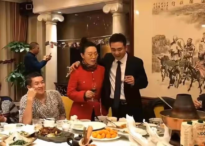 60歲吳瓊怎麼老成這樣!穿羽絨服骨瘦如柴,滿臉皺紋臉頰凹陷