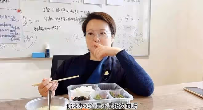 袁立坐公交車在農村上班!婦女主任打扮太老套,吃盒飯很接地氣
