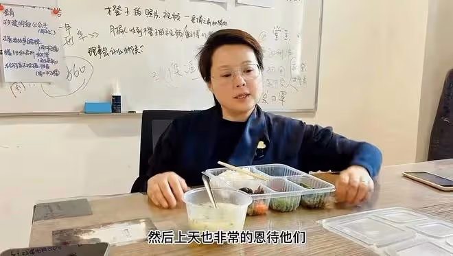 袁立坐公交車在農村上班!婦女主任打扮太老套,吃盒飯很接地氣