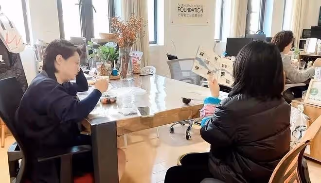 袁立坐公交車在農村上班!婦女主任打扮太老套,吃盒飯很接地氣